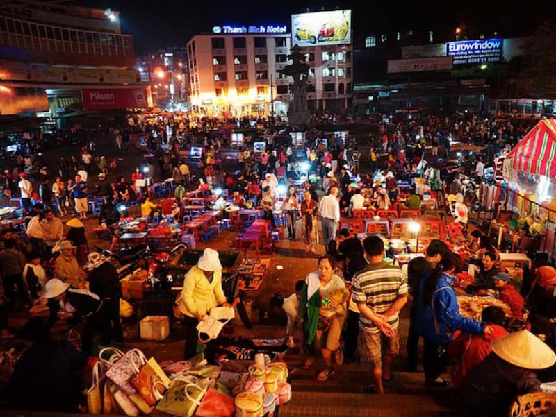 Chợ đêm tại quảng trường Sapa