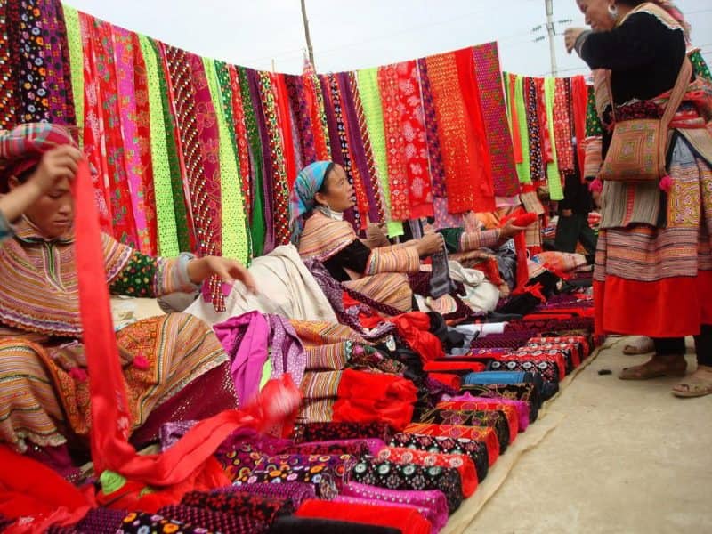 Hòa mình vào không gian văn hóa các dân tộc tại chợ trời Lào Cai