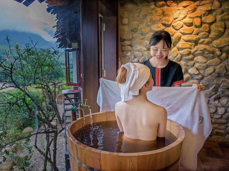 Tắm lá thuốc người Dao và thư giãn với các dịch vụ massage