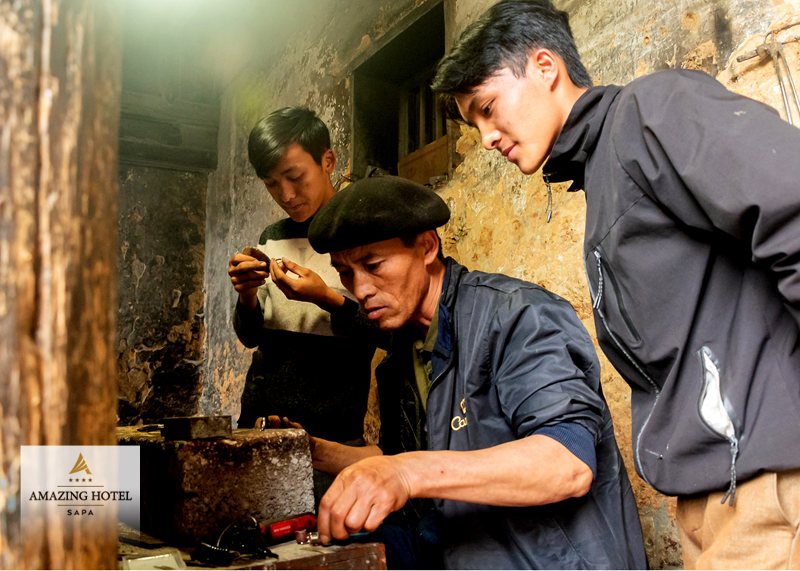Nghề chạm bạc người Mông - Của hồi môn và bộ trang sức cưới