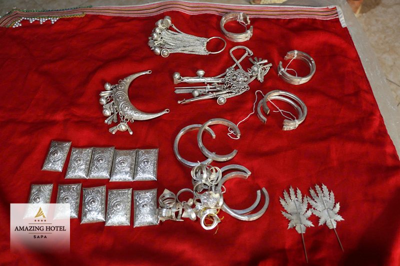 Nghề chạm bạc người Mông - Dụng cụ và hoa văn đặc trưng